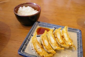 横浜ベイクォーターにあるラーメン店「麺家 三士」の餃子