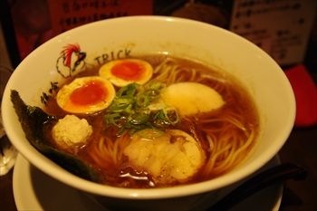 横浜吉野町にあるラーメン店「鶏喰(〜TRICK〜)」のラーメン