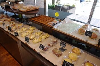 横浜日本大通りにあるカフェ「レ ザンジュ ベイ」の店内