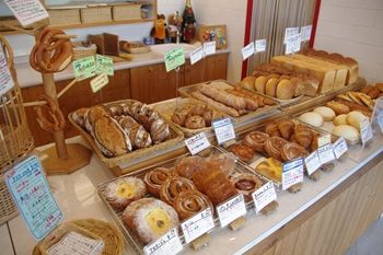 横浜北山田にあるパン屋「ブーランジェリ ル・コック」の店内
