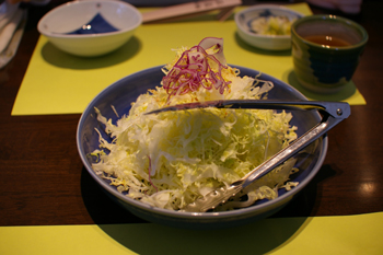 横浜都築区のとんかつ屋「馬酔木(あしび)」のキャベツ