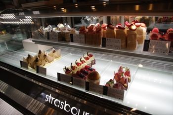 横浜上永谷にある洋菓子店「ストラスブール」の店内