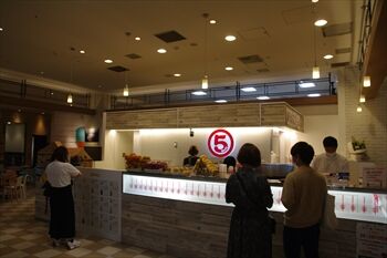 横浜みなとみらいにあるジュース専門店「マルゴデリ」の外観