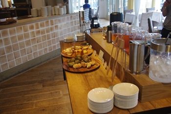 横浜みなとみらいにあるカフェレストラン「24/7」のパン