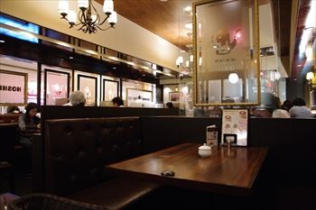 トレッサ横浜にあるカフェ「星乃珈琲」の店内