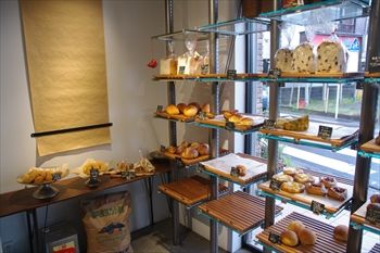 葉山にあるパン屋「ダブルサンドイッチファクトリー」の店内
