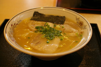 横浜白楽のラーメン店「九州ラーメン葉隠」のラーメン
