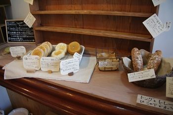 横浜本牧にあるパン屋さん「hatake 4968-12」の店内