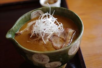 横浜妙蓮寺にある蕎麦屋「鴨屋 そば香」のつけだれ