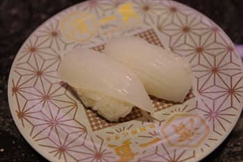 横浜ベイクオーターにある回転寿司店「濱一貫」の寿司
