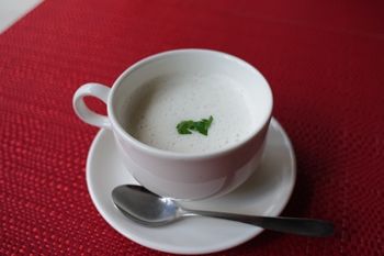 横浜日本大通りにあるレストラン「ビストロ リトモ」のスープ