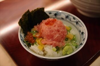 横浜にあるラーメン店「鴨そばさわ田」の丼