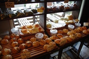 神奈川県久里浜にあるおいしいパン屋「zacro」の店内