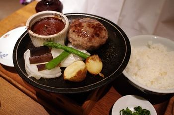 横浜センター北にあるハンバーグのお店「グリル蔵敷」のランチ