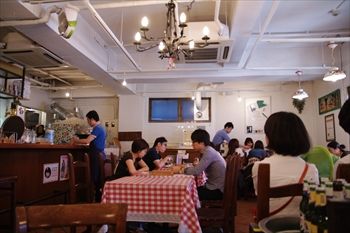 横浜桜木町にあるイタリアン「キアッキェローネ」の店内