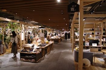 横浜新山下のホームズの店内