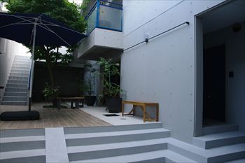 横浜菊名にあるカフェ「横浜茶寮 青寂」があるマンション