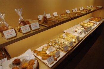 横浜大口にあるパン屋「ピノッキオ」の店内