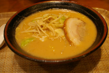 横浜ワールドポーターズのラーメン屋「みそ源」の味噌ラーメン