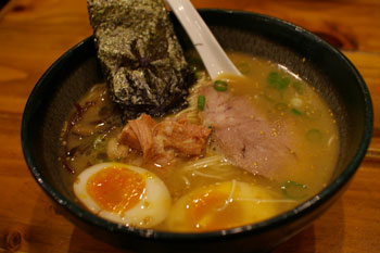 横浜ザ・ダイヤモンド地下街のラーメン店「鐵釜」のラーメン