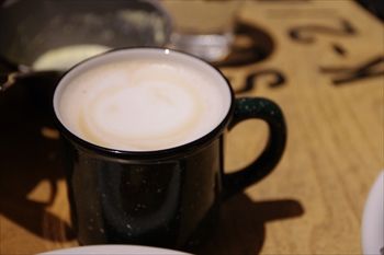 横浜みなとみらいにあるカフェ「キャンプコーヒー」のカフェラテ