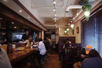 横浜北山田にあるラーメン店「老麺魂」の店内