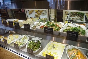 横浜ベイクオーターにあるカフェ「Cafe&Meal MUJI」の店内