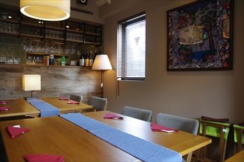 横浜にある鉄板焼きのお店「アライヤ ネスト」の店内