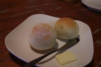 西横浜にあるカフェ「Midsummer Cafe 夏至茶屋」のパン
