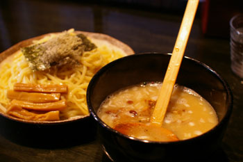 JR石川町駅近くにあるラーメン店「らぁめん こもん」のつけ麺