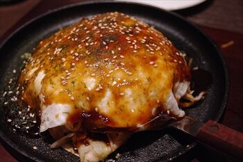 横浜桜木町にあるお好み焼き屋「電光石火」のお好み焼き