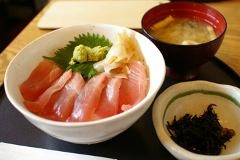 「三井アウトレットパーク 横浜ベイサイド」で食べる中とろ丼