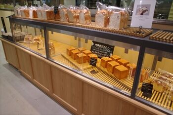 横浜市港南台にあるパン屋「ネイバーズ ブレッド」の店内