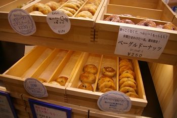 横浜東口のポルタにあるベーグルのお店「かもめベーグル」の店頭