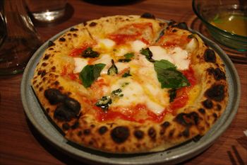 横浜関内にあるイタリアン「コムギlab(コムギラボ)」のピザ