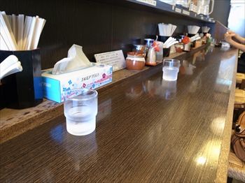 横浜東神奈川にあるつけ麺のお店「つけそば 桜桃」の店内