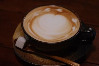 横浜黄金町にあるカフェ「カフェ ショコラ」のカフェラテ
