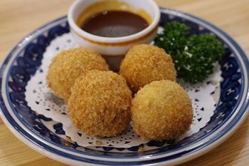 新横浜にある洋食屋さん「つばめグリル」のひとくちコロッケ