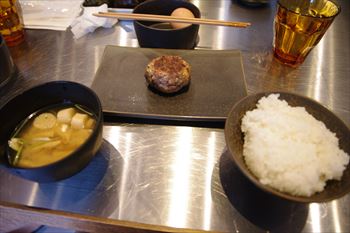 横浜桜木町にあるハンバーグ店「美食酒場ニクノカタマリ」のランチ