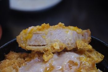 神奈川県三浦市にある食堂「まるい食堂」のかつ丼