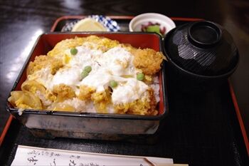 横浜桜木町にあるとんかつ屋「かつ半」のかつ重