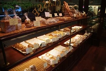 新横浜にあるパン屋「ブラッスリー ラ クラス」の店内