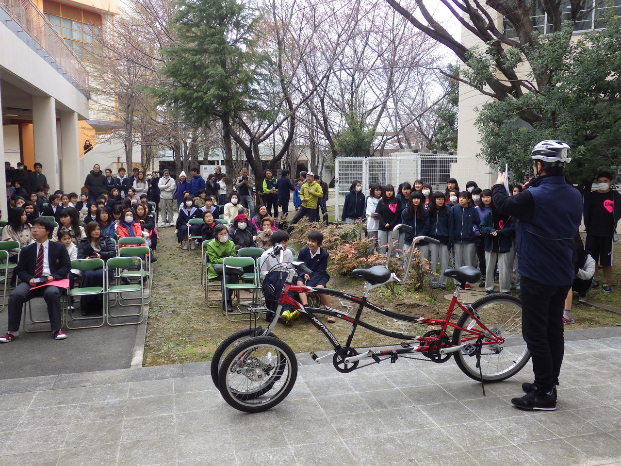 タンデム自転車は人気者、『柴島高校桜祭り』！ : 60歳からの青春