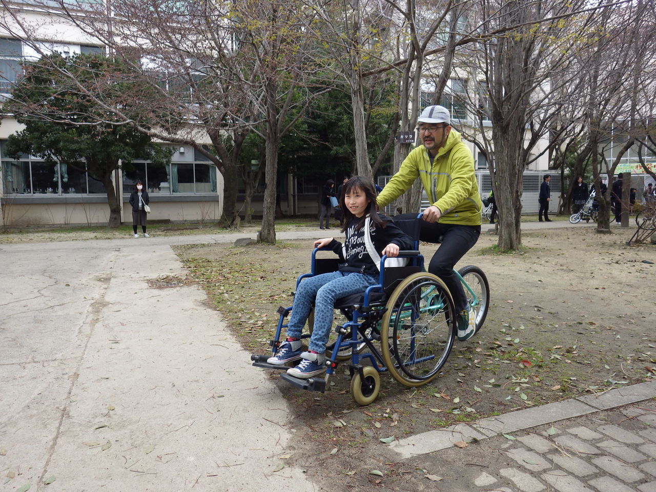 公道を走る タイヤ 自転車