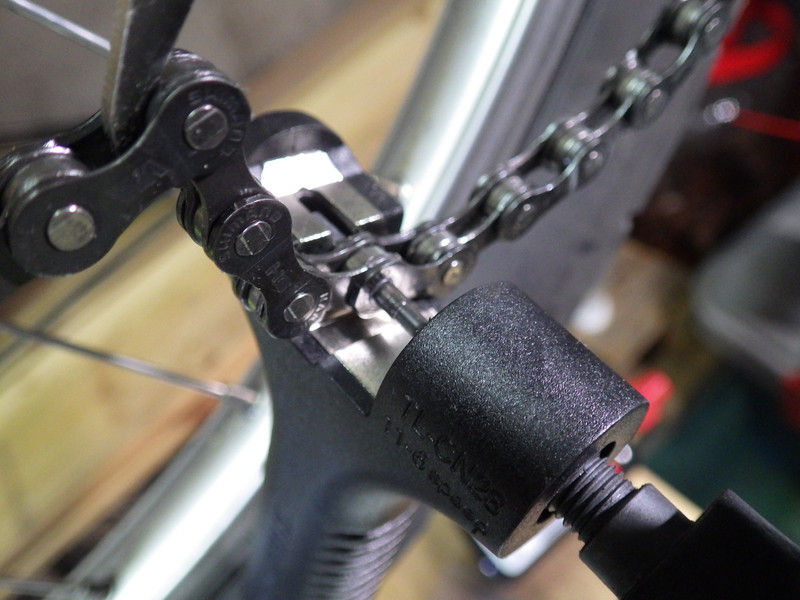 自転車のチェーンの駒詰め
