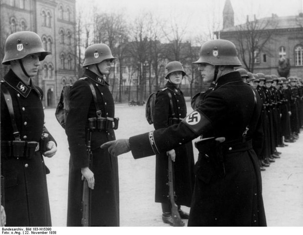 B 画像 ドイツ軍の軍服の格好良さは異常 ナチスの徽章を付けてモスクワを闊歩したネオナチを逮捕 2chニュースまとめ速報 政治 経済 社会まとめ