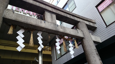 錦天満宮 京都 鳥居 ビル めりこむ 右