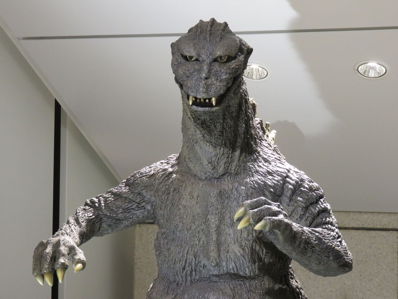 心斎橋に現れたゴジラ 人生ゆるゆる途中下車