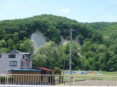 051 岩肌が出た崖