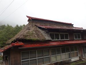 189 茅葺き屋根の家